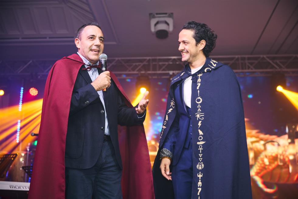 5356331477395555 251219-ecommbx-Christmas2025-1K5A1043