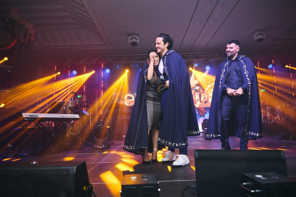 5356332052248507 251219-ecommbx-Christmas2025-1K5A1169