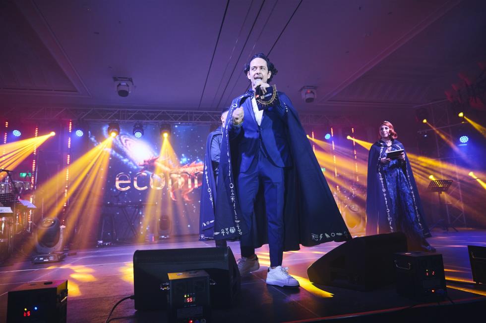 5356332116466758 251219-ecommbx-Christmas2025-1K5A1241