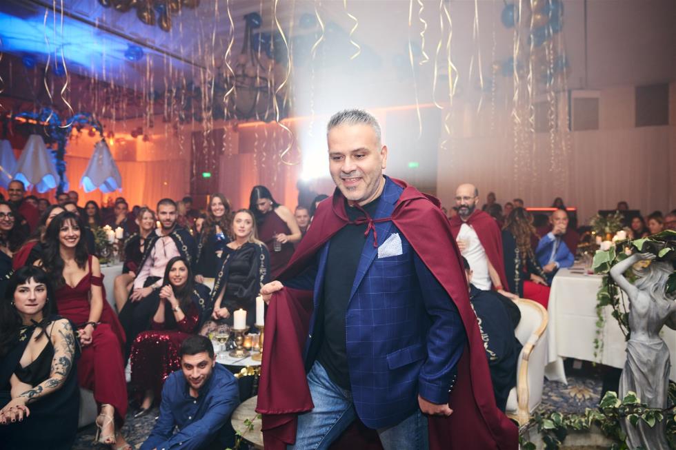 5356332431877985 251219-ecommbx-Christmas2025-1K5A1052