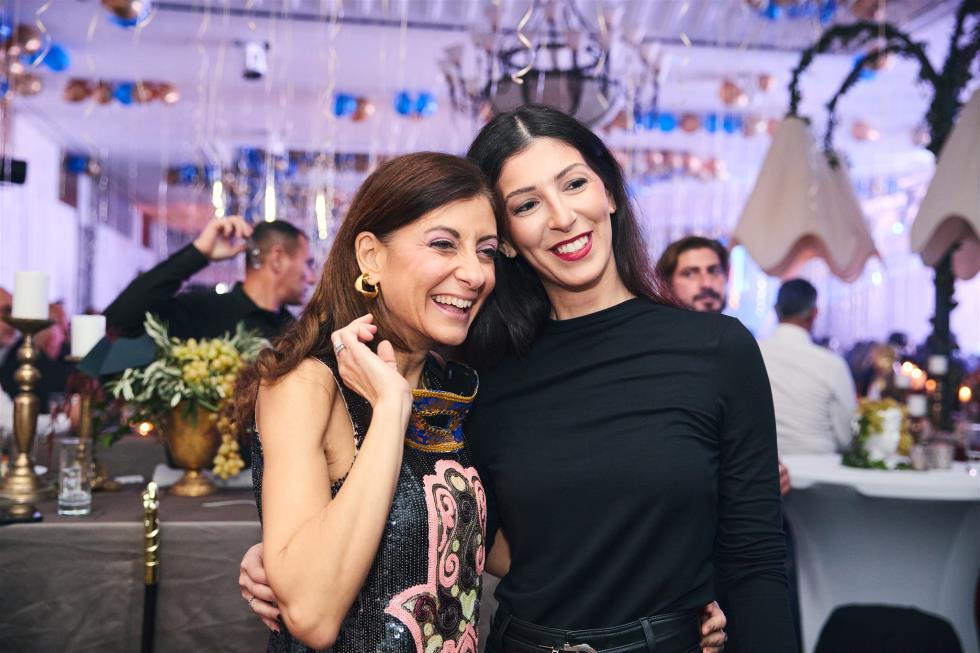 5356333743454151 251219-ecommbx-Christmas2025-1K5A1972